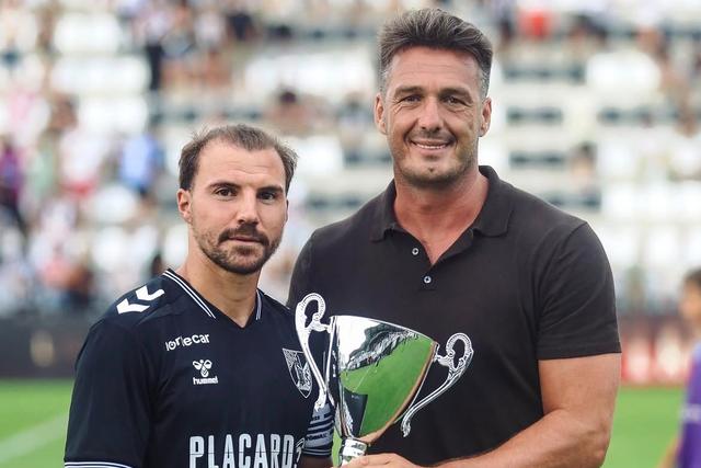 Samu recebeu, das mãos de Ricardo Nunes (antigo guarda-redes e atual presidente do Varzim), o prémio de segundo classificado - Foto: Varzim