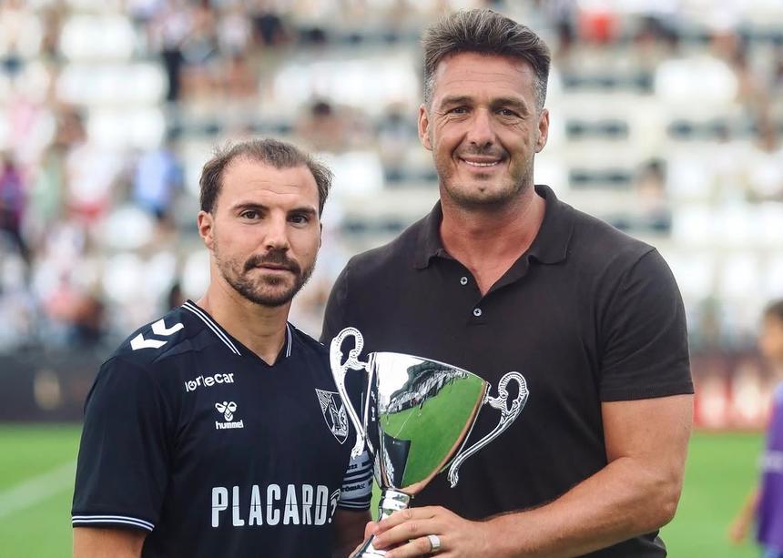 Samu recebeu, das mãos de Ricardo Nunes (antigo guarda-redes e atual presidente do Varzim), o prémio de segundo classificado - Foto: Varzim