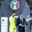 Pedro Proença entrega o troféu da Supertaça a Diogo Costa, em Coimbra - Foto: FPF