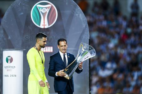 Pedro Proença entrega o troféu da Supertaça a Diogo Costa, em Coimbra - Foto: FPF