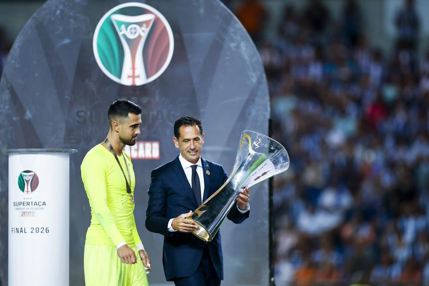 Pedro Proença entrega o troféu da Supertaça a Diogo Costa, em Coimbra - Foto: FPF