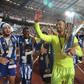 Diogo Costa com a Supertaça Cândido de Oliveira conquistada pelo FC Porto - Foto: Imago