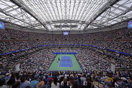 Arthur Ashe Stadium lotado, na final do ano passado, para ver a final entre Alcaraz e Sinner. IMAGO