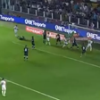 Gabigol tinha a baliza aberta, mas não conseguiu acertar na bola