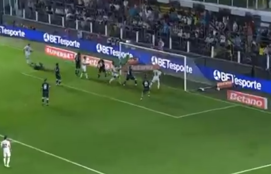 Gabigol tinha a baliza aberta, mas não conseguiu acertar na bola