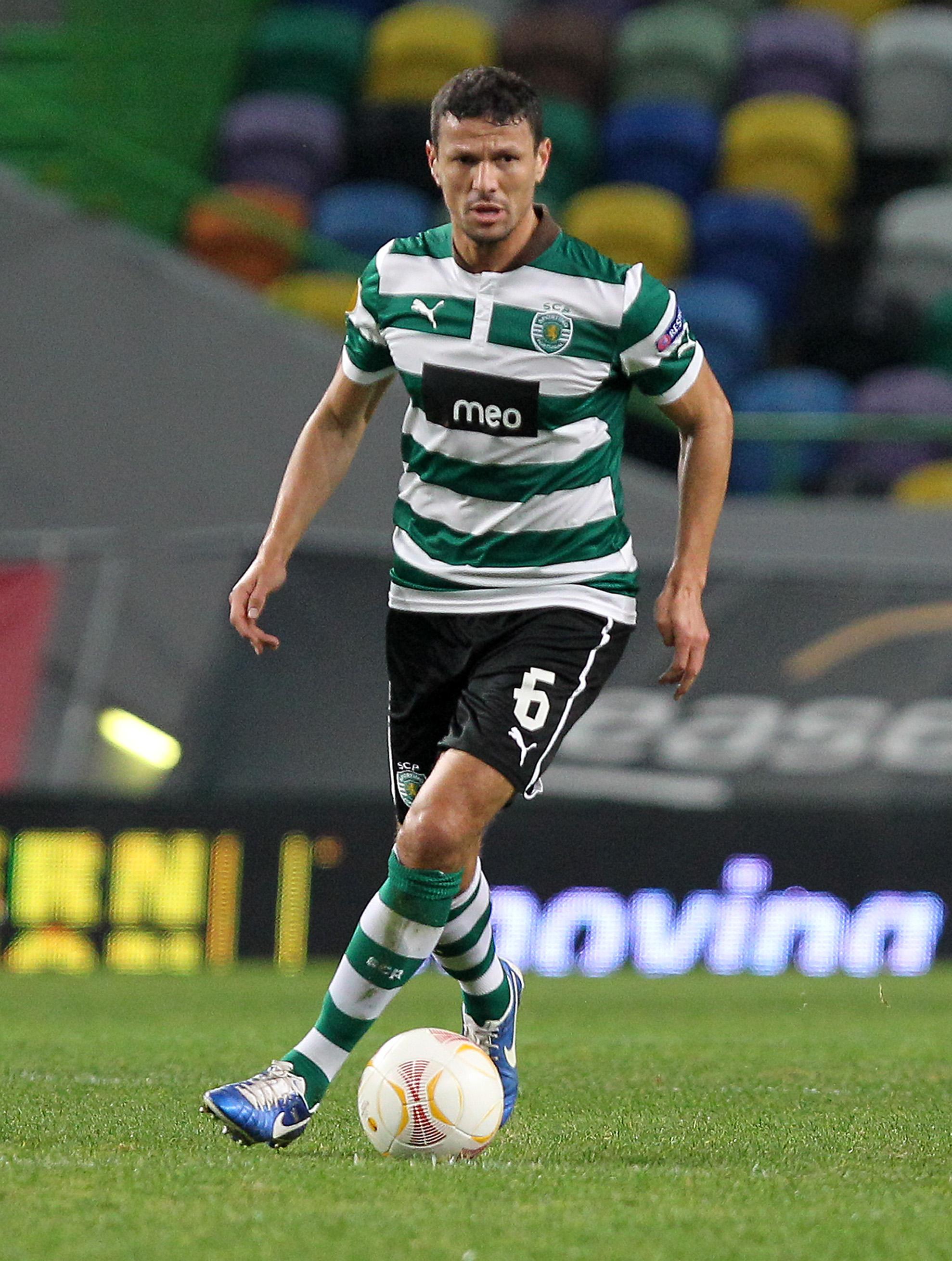 Central de seleção e com créditos firmados, Khalid Boulahrouz chegou em 2012/13 para ser o patrão da defesa leonina. Não aconteceu. 19 jogos depois, fez as malas e foi embora sem deixar saudades. Foto: A BOLA