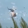 Momento em que um dos helicópteros atinge o outro, provocando a sua queda