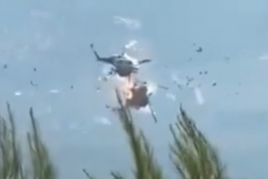 Momento em que um dos helicópteros atinge o outro, provocando a sua queda