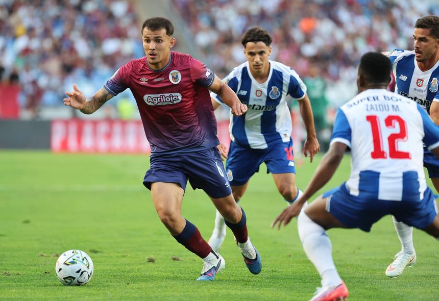 Léo Azevedo no duelo com o FC Porto, em Coimbra