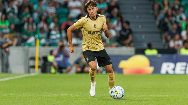 Georgios Vagiannidis no lado direito da defesa