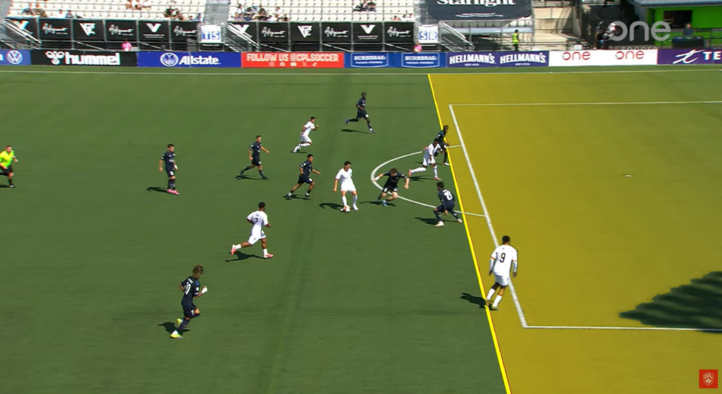 Mousset (n.º 9) estava em jogo no momento do passe - Foto: CLP Soccer