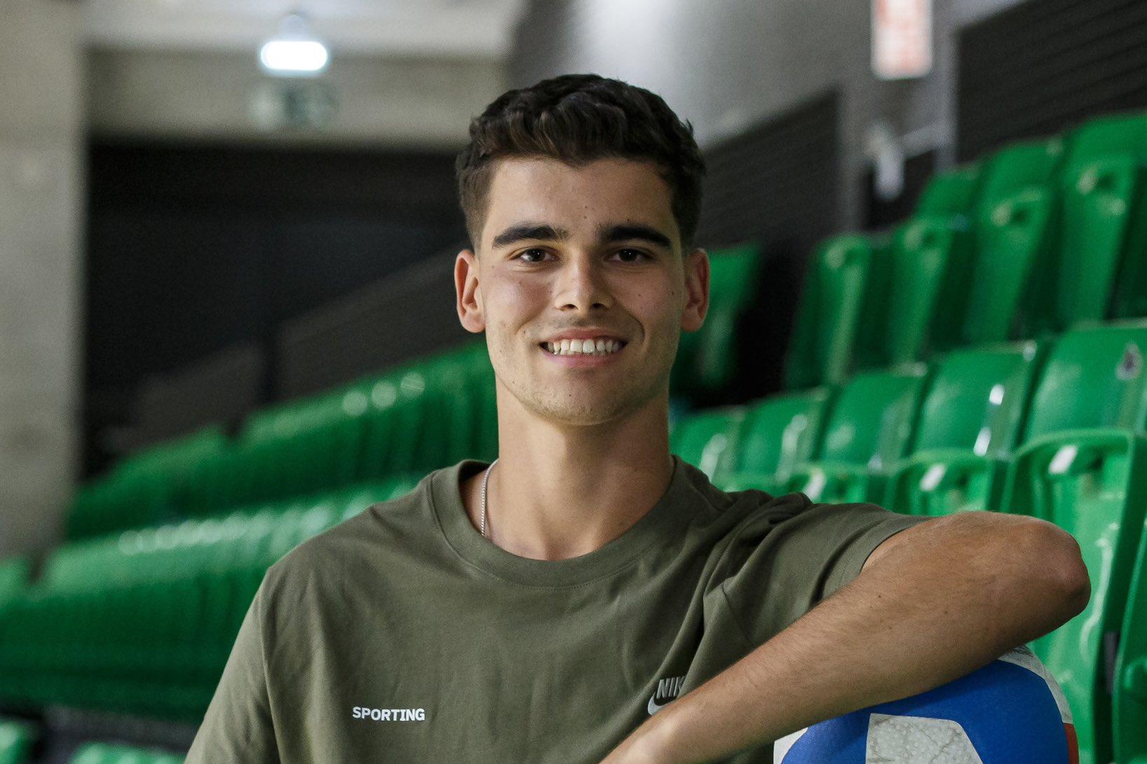 Rafael Pinto, 19 anos, começou a jogar voleibol no Esmoriz. Foto Sporting