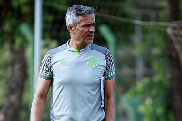 Terceiro empate seguido para o Goiás de Evangelista (em jogo com três expulsões)