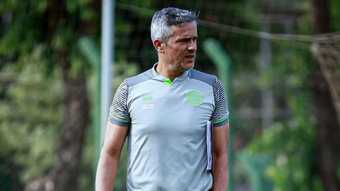 Armando Evangelista ganha mas continua aflito, António Oliveira sorri frente a antiga equipa