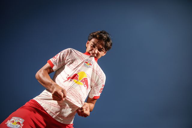 OFICIAL: médio deixa Famalicão e é reforço para Caixinha