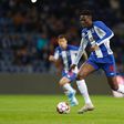 Oficial: Loum troca FC Porto pelo Arouca