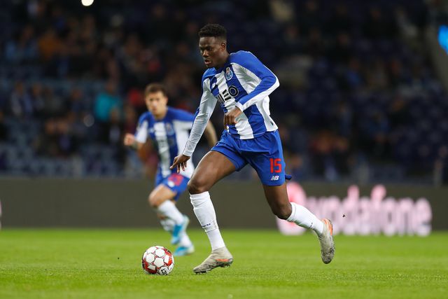 Oficial: Loum troca FC Porto pelo Arouca