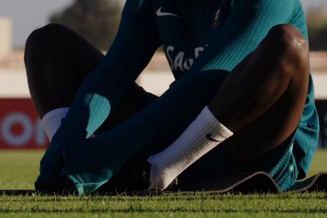Abraço entre Pedro Gonçalves e Roberto Martínez no primeiro dia da Seleção