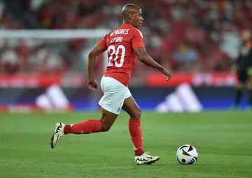 Benfica: João Mário viaja para Istambul amanhã