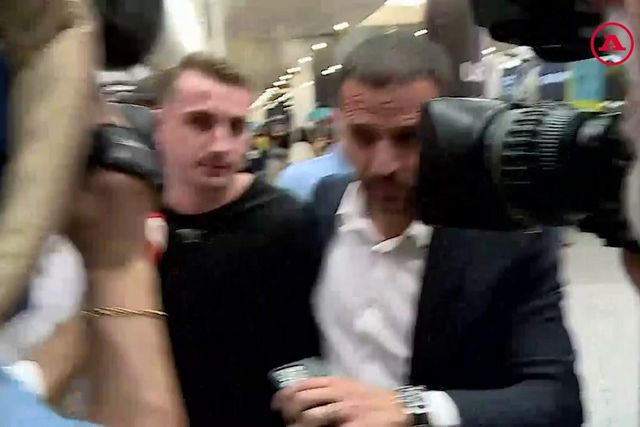 A chegada de Akturkoglu a Lisboa para ser reforço do Benfica