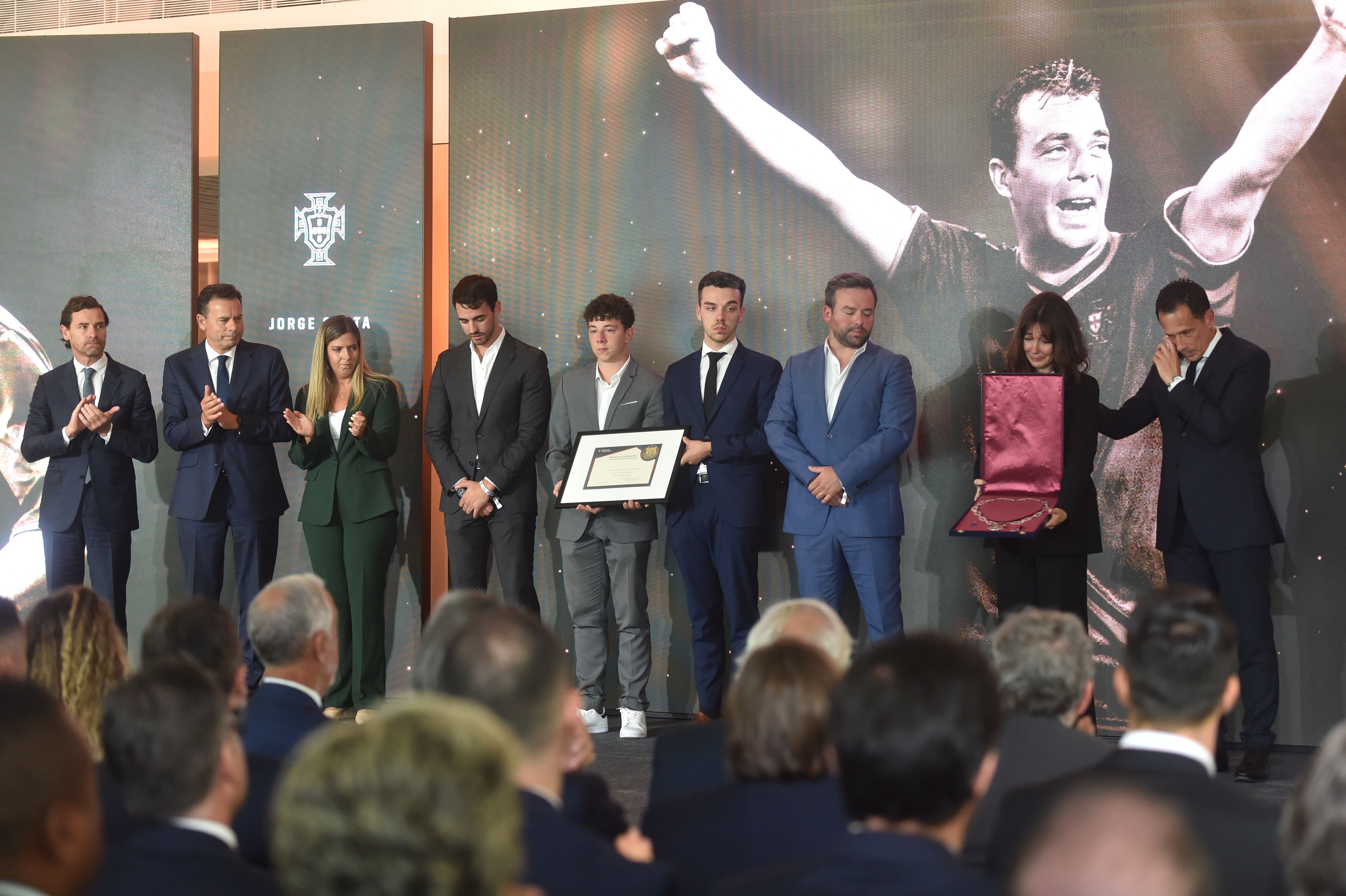 André Villas-Boas, filhos, mulher de Jorge Costa na homenagem (Foto Miguel Nunes)