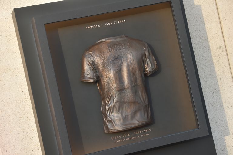 Camisola de Diogo Jota na Praça dos Heróis Imortais (Foto Miguel Nunes)