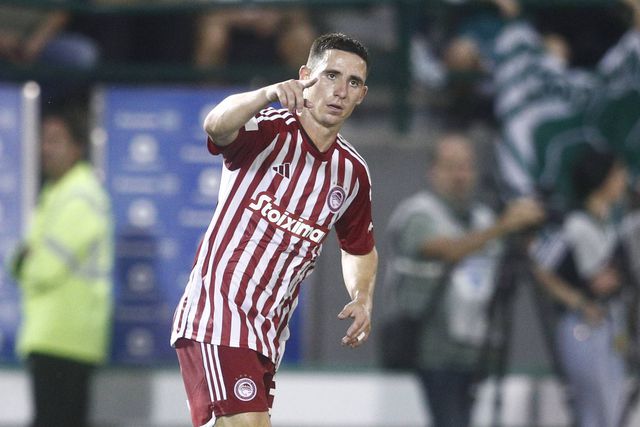 Daniel Podence com a camisola do Olympiakos