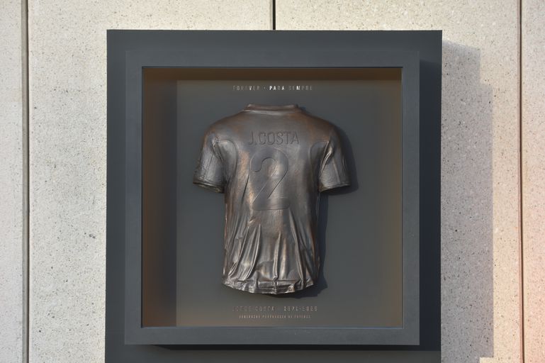 Camisola de Jorge Costa na Praça dos Heróis Imortais (Foto Miguel Nunes)