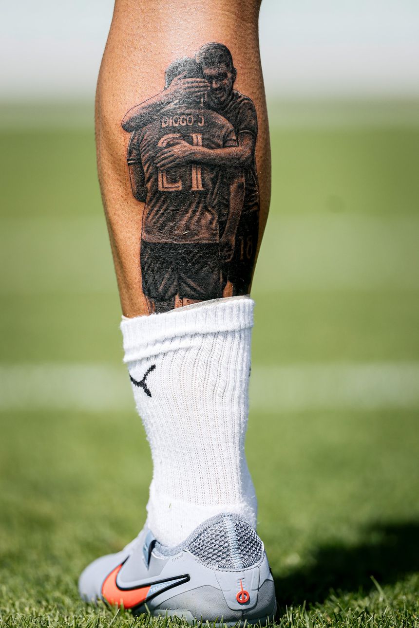 A tatuagem de Rúben Neves com a imagem de Diogo Jota (Foto: FPF)