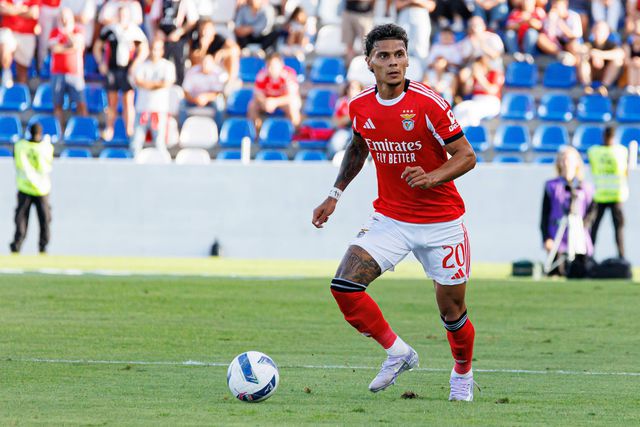 Richard Ríos, aqui no jogo com o Alverca, tem sido aposta constante de Bruno Lage