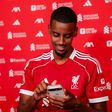 Isak já com a camisola do Liverpool