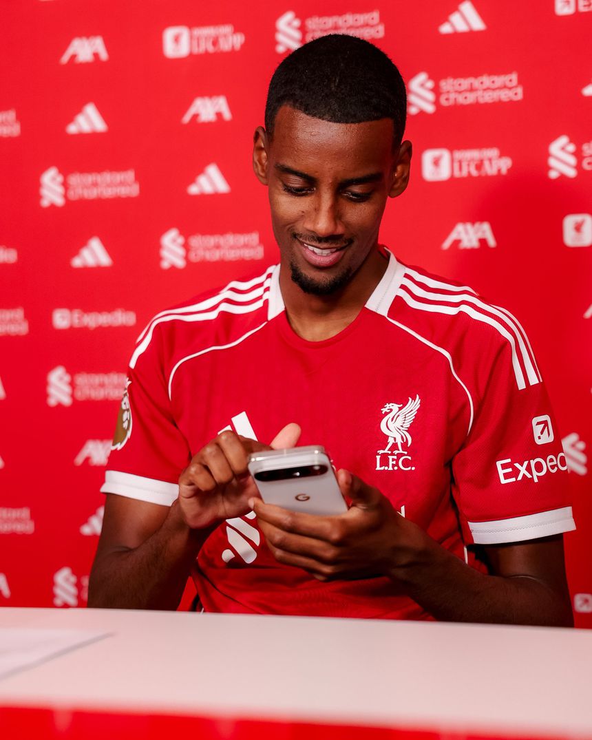 Isak já com a camisola do Liverpool