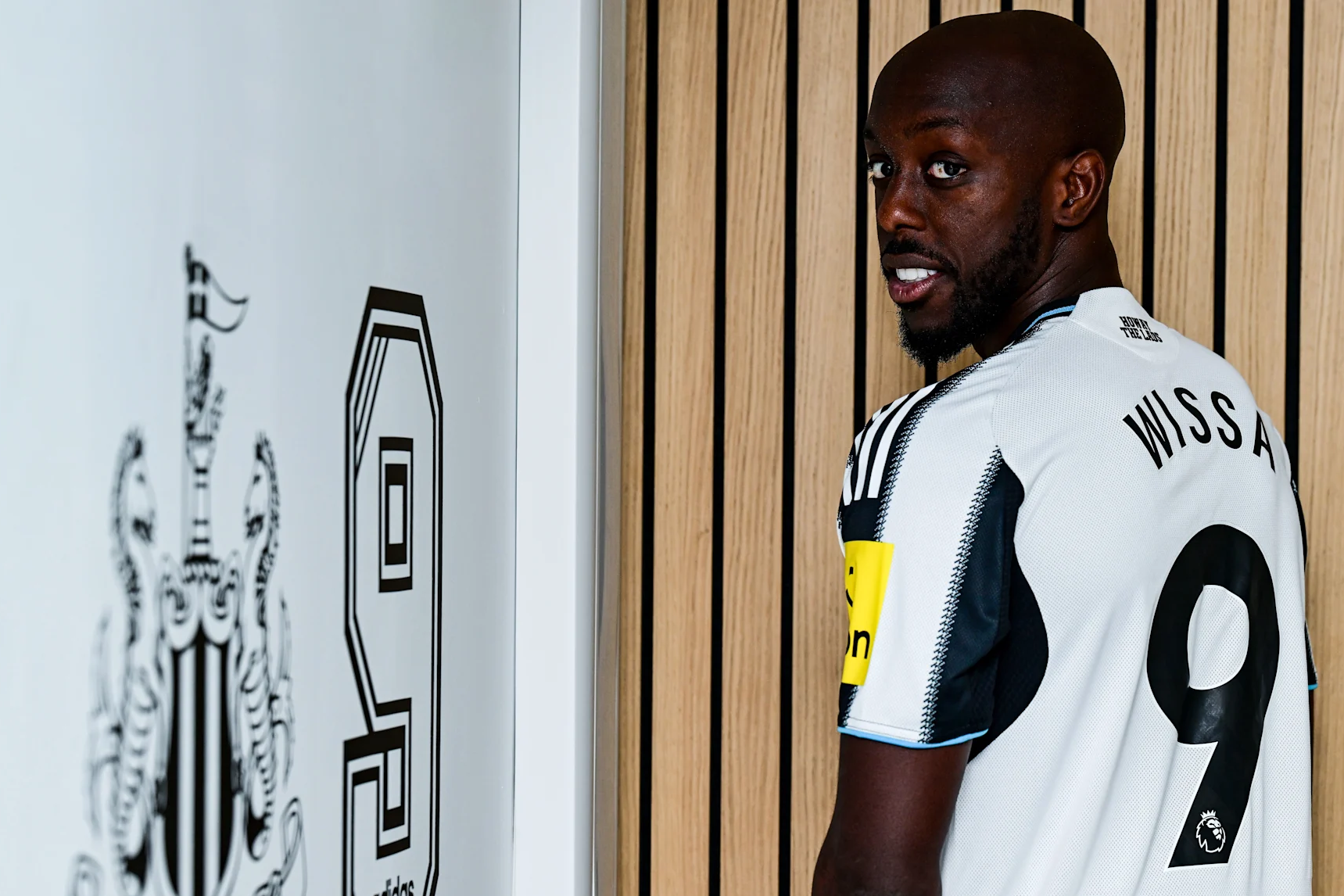 Transferência de Wissa para os 'magpies' esteve em risco de colapsar