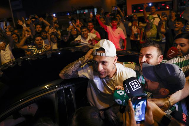 Vídeo: Loucura total em Sevilha com a chegada de Antony 