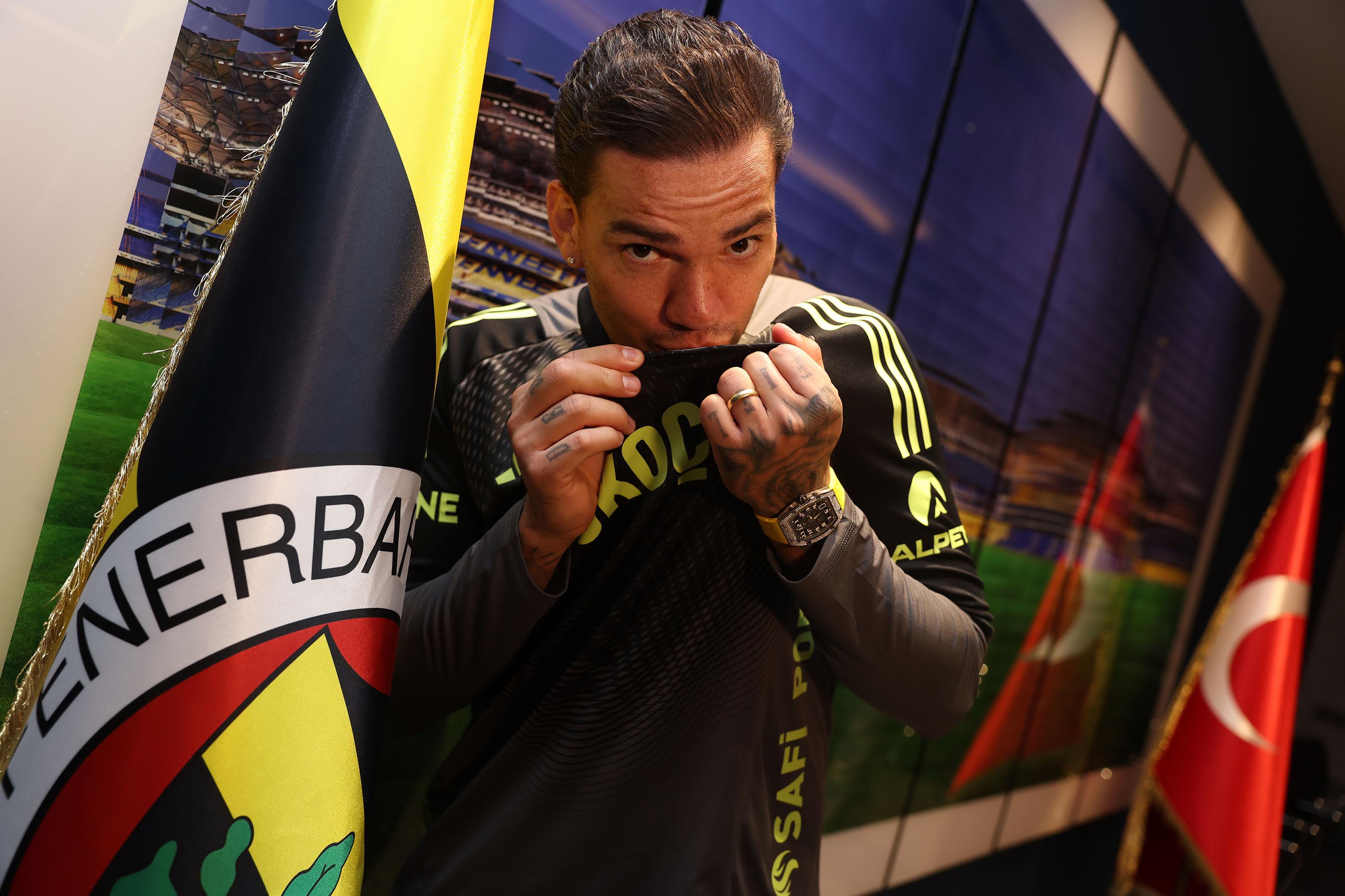 Fenerbahçe – 10. Ederson, Kanté, Edson Alvárez, Nélson Semedo, Mert Gunok, Caglar Soyuncu, Akturkoglu, Ismail Yuksek, Mert Muldur e Oguz Aydin