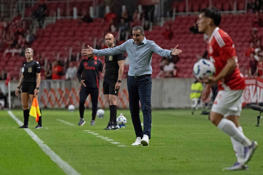 Renato Paiva durante o jogo do Fortaleza com o Internacional