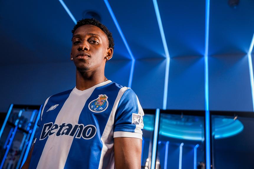 Gabriel Mec lembrou Pepê e Jardel na apresentação. Ambos jogaram no Grêmio — Foto: FC Porto