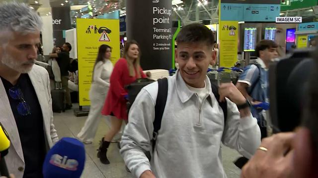 Echeverri à chegada para reforçar o Benfica: «Falei com Rúben Dias e Bernardo»