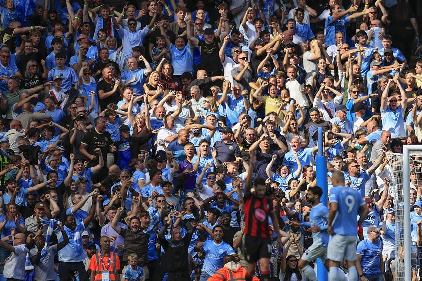 Os adeptos do Manchester City podem festejar o título de campeão... do mercado - Foto: IMAGO