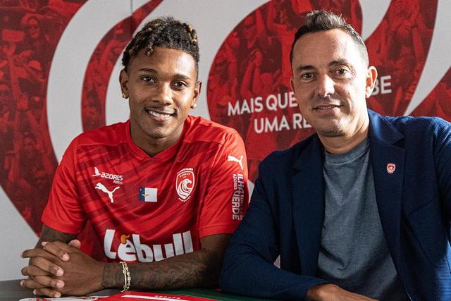 Ythallo é jogador dos açorianos até 2029 - Foto: Santa Clara