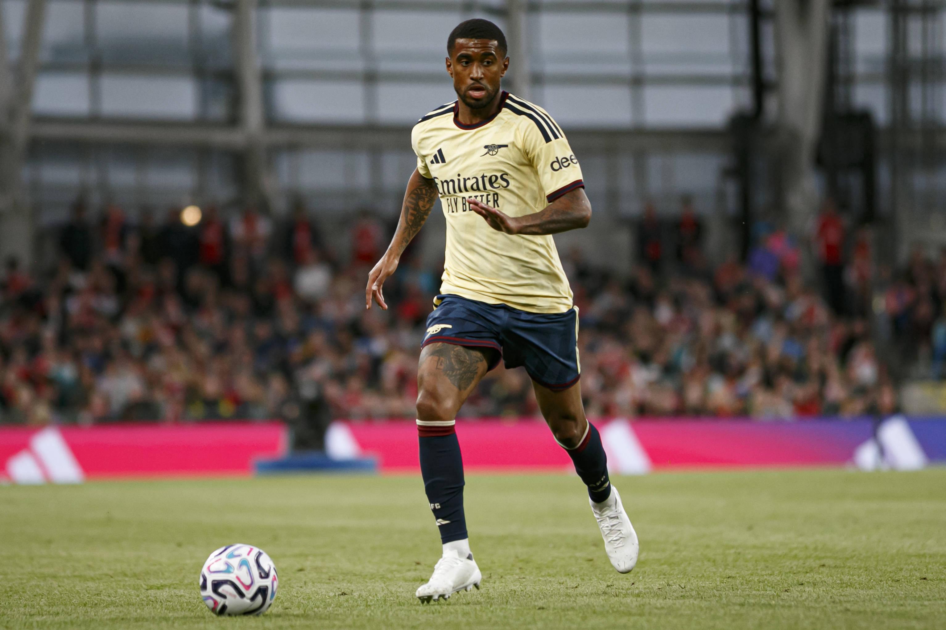 Reiss Nelson, extremo inglês que rescindiu o contrato com o Arsenal. Valor de mercado: 8 milhões de euros