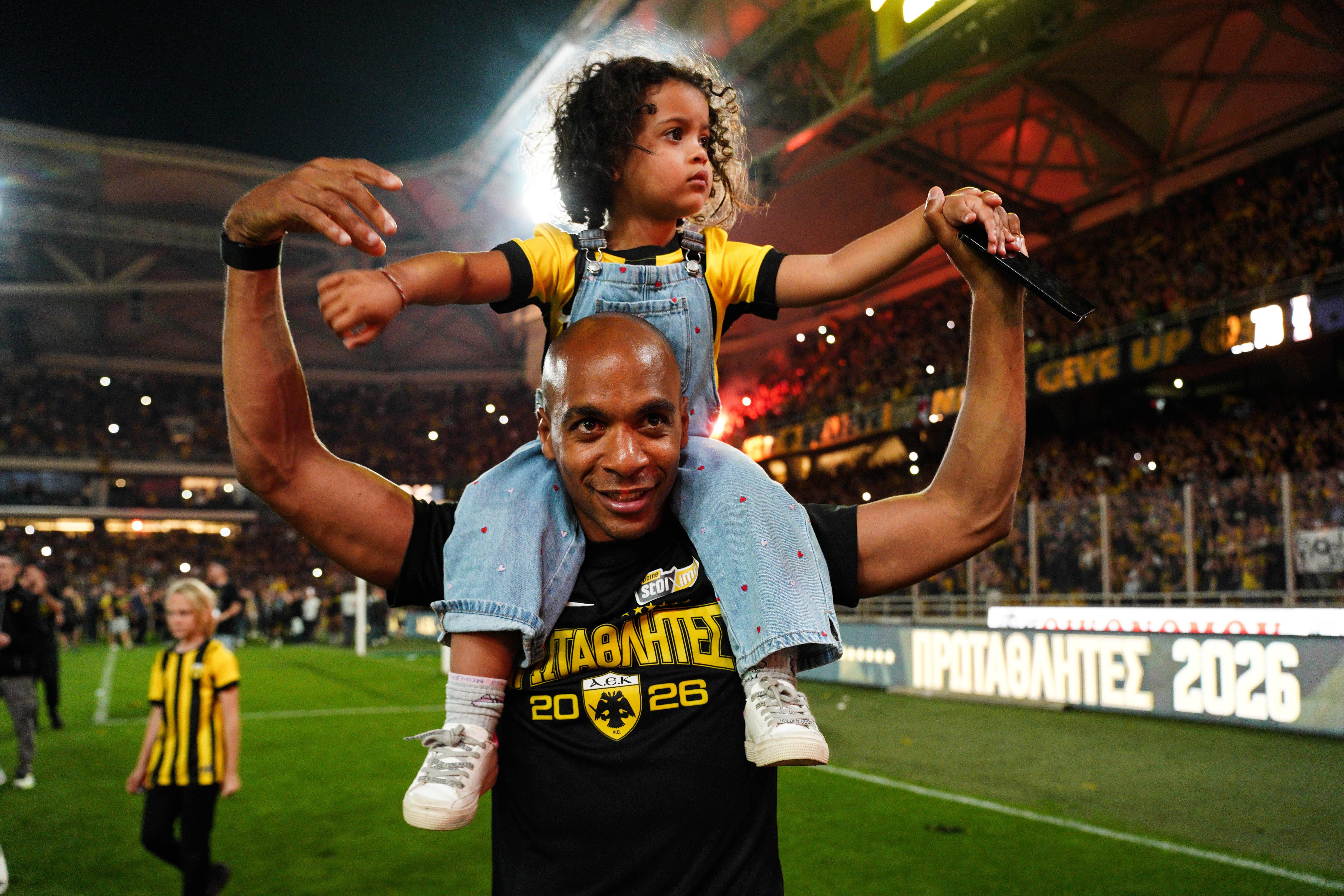 João Mário a celebrar a conquista do campeonato grego com a filha