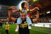 João Mário a celebrar a conquista do campeonato grego com a filha