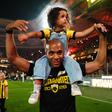 João Mário a celebrar a conquista do campeonato grego com a filha