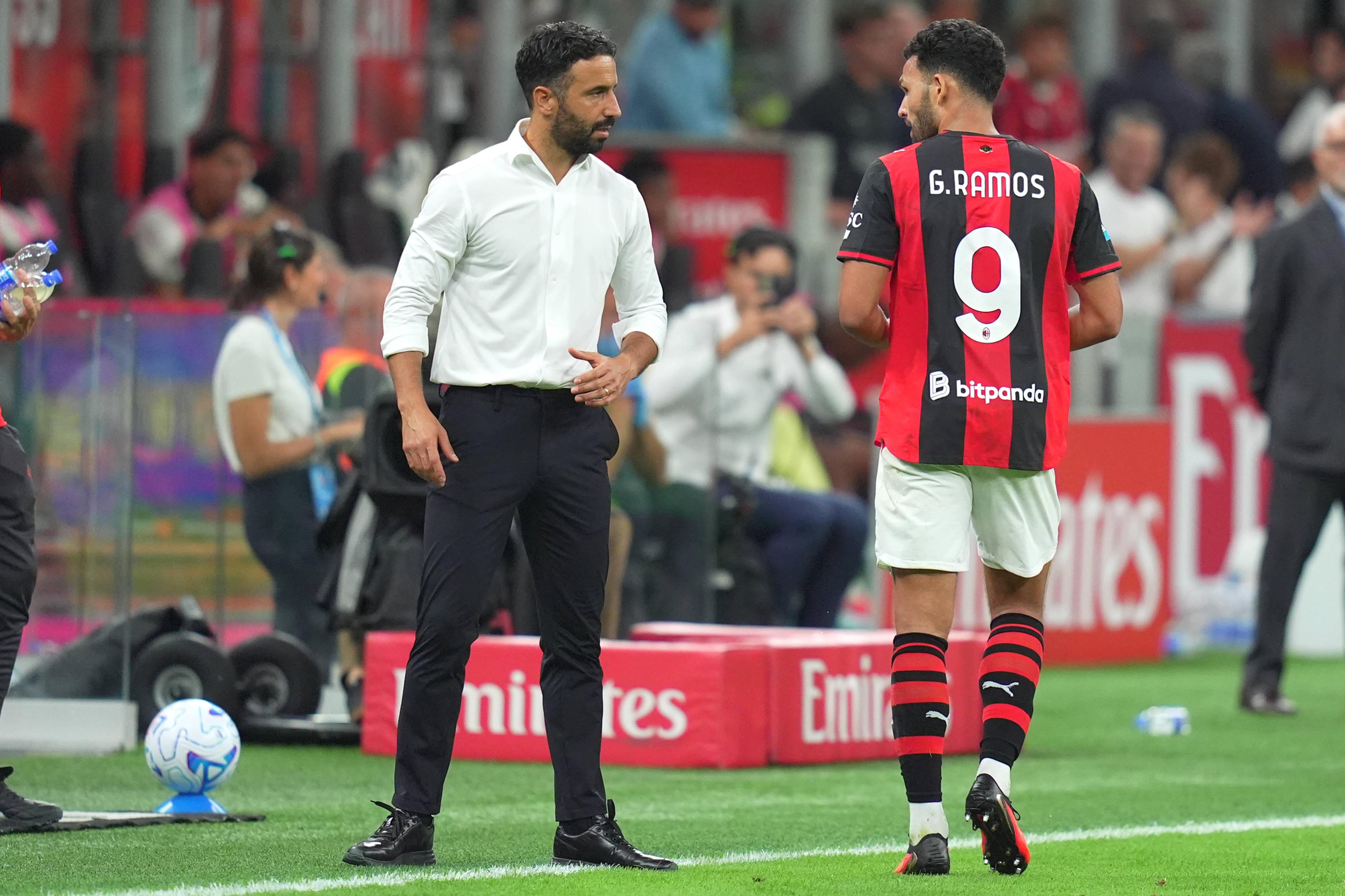 Ruben Amorim a falar com Gonçalo Ramos num jogo do Milan