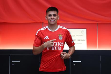 Echeverri de águia ao peito - Foto: Benfica