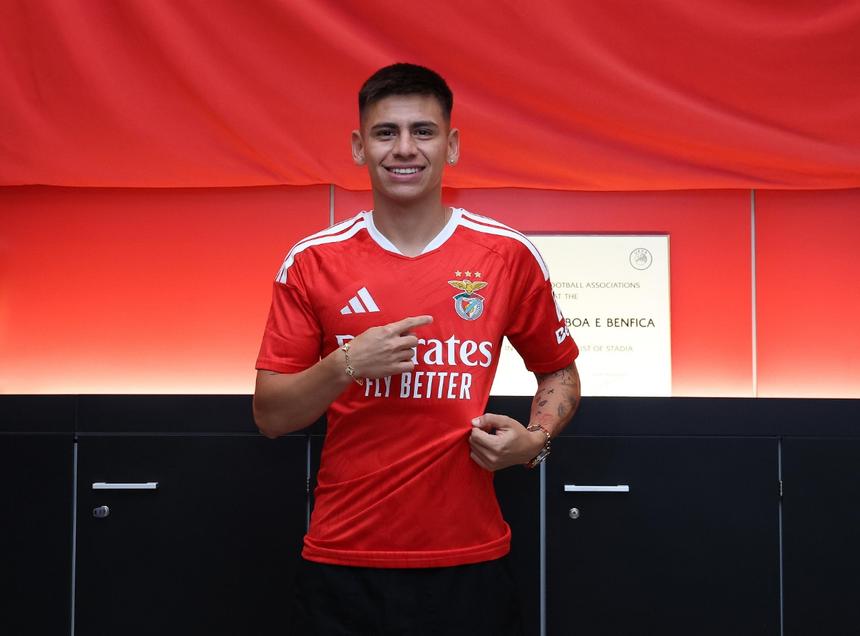 Echeverri de águia ao peito - Foto: Benfica