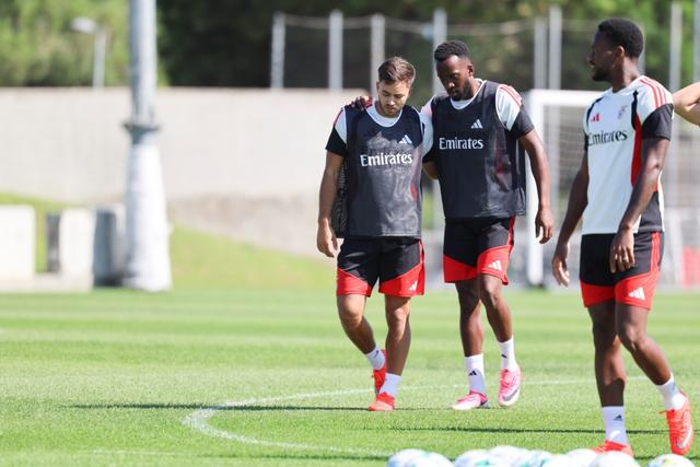 Da proximidade a Lukebakio à interação com Prestianni: reforço do Benfica já trabalha