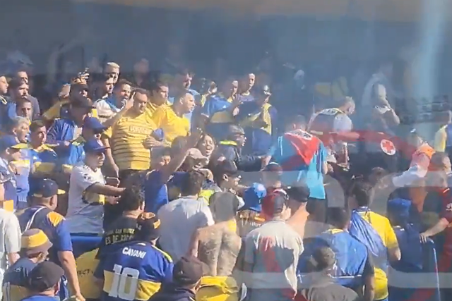Adeptos do Boca encontram ‘infiltrado’ do River e agridem-no: homem teve de ser retirado de maca