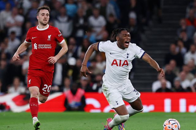 Tottenham condena atos racistas contra Udogie